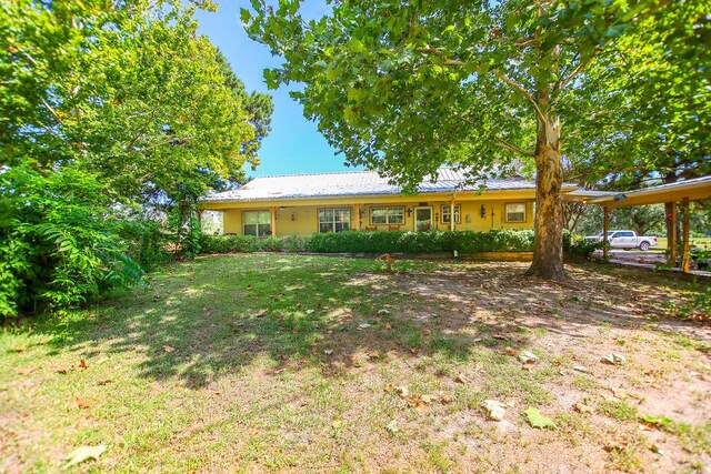 ranch-style house featuring a front yard