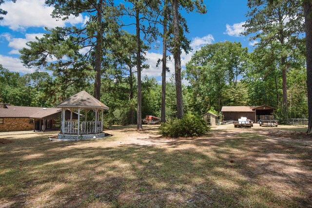 view of yard featuring an outbuilding