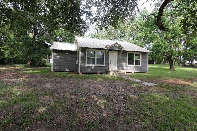 ranch-style home with a front lawn