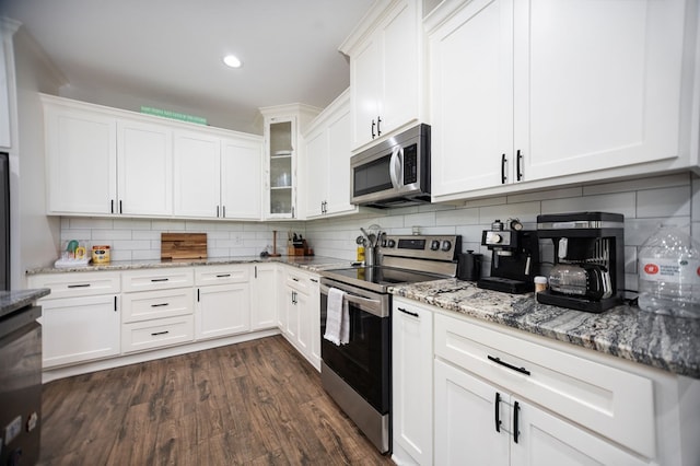 1065 Cc Rd, Diboll, TX 75941 - kitchen with stainless steel appliances, white cabinets, decorative backsplash, and recessed lighting