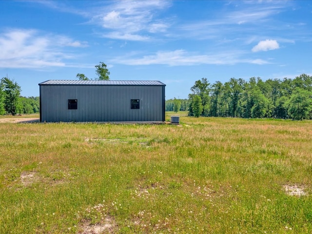 view of yard featuring an outbuilding