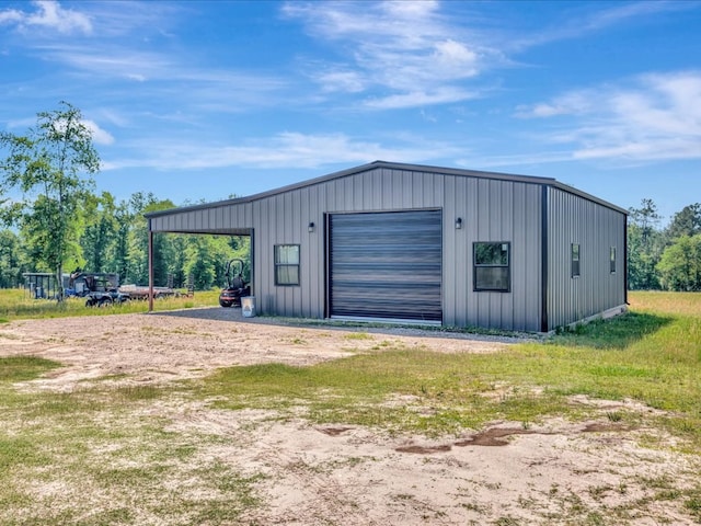 view of outdoor structure featuring driveway and an outdoor structure