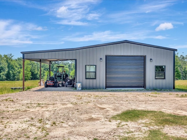 view of outdoor structure featuring an outbuilding