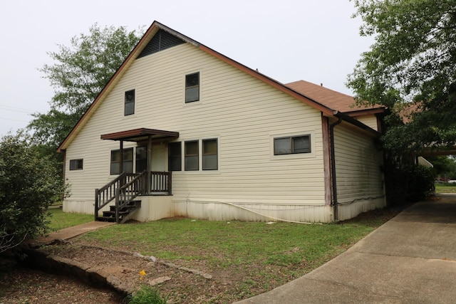 view of front facade with a front yard