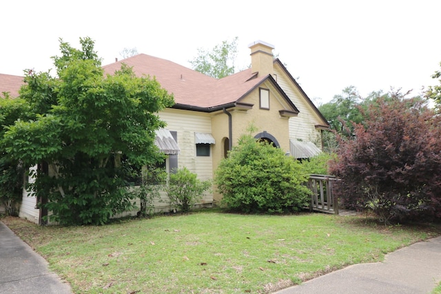 view of side of property featuring a lawn