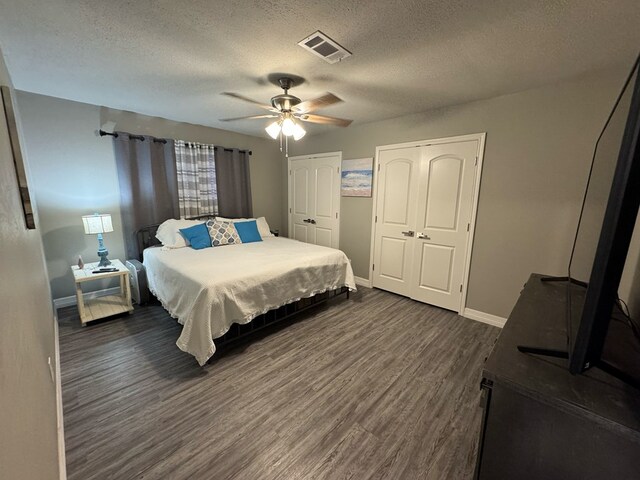 270 Lakeshore Dr, Brookeland, TX 75931 - bedroom featuring dark wood finished floors, a textured ceiling, and ceiling fan