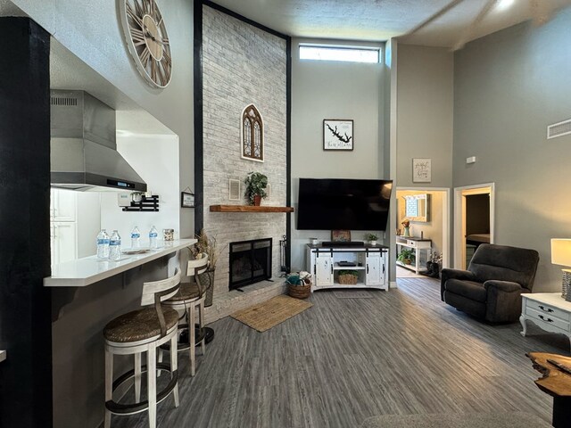 270 Lakeshore Dr, Brookeland, TX 75931 - living area with a barn door, ceiling fan, vaulted ceiling, and wood finished floors