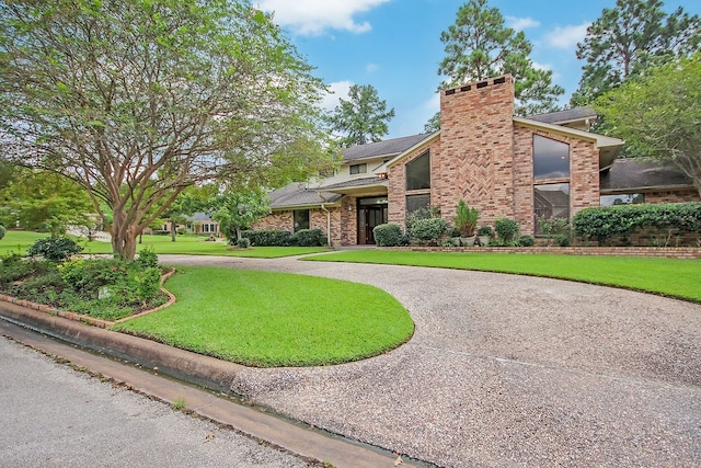 view of front of property featuring a front yard