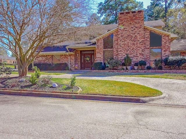 view of front of home featuring a front lawn