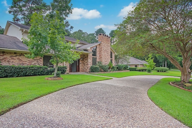 view of front of property featuring a front lawn