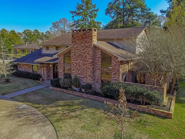 view of front of property featuring a front yard