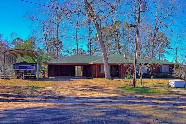 ranch-style house featuring dirt driveway