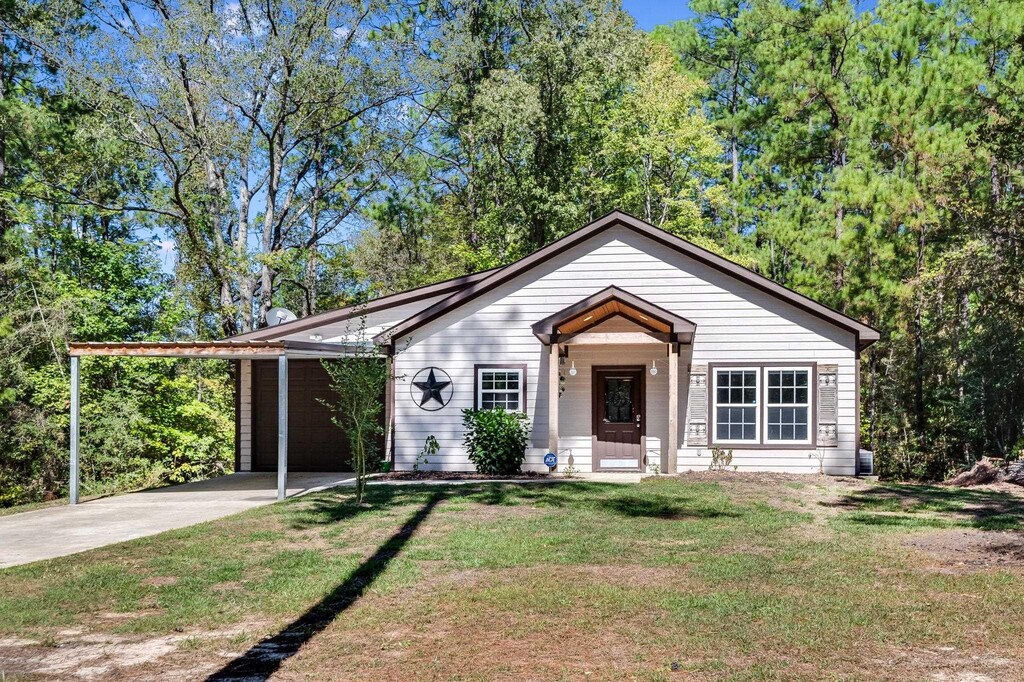 view of front facade featuring a front yard and a carport