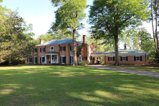 view of front of property featuring a carport and a front yard