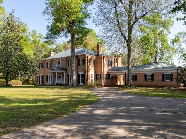 view of front of home featuring a front lawn