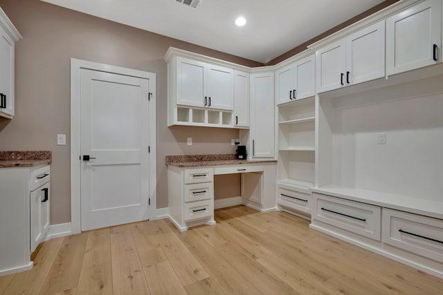 mudroom with light wood finished floors, built in study area, recessed lighting, baseboards, and visible vents