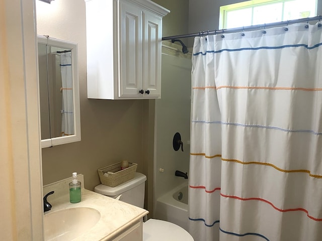 429 Derek Rd, Lufkin, TX 75904 - full bathroom featuring toilet, vanity, and shower / tub combo with curtain