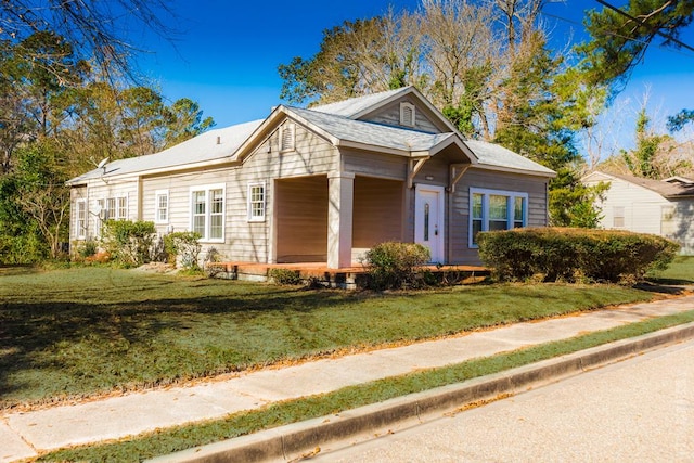 511 1st, Jasper, TX 75951 - bungalow-style home with a front lawn and covered porch