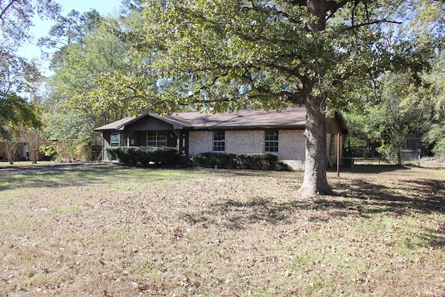 single story home with a front lawn