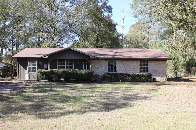 ranch-style home with a front lawn