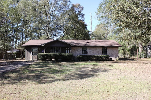 ranch-style home featuring a front yard