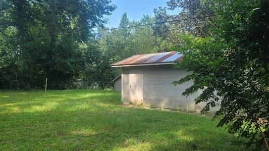 view of yard featuring a storage unit