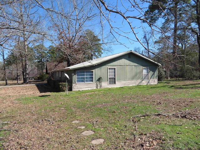 view of front of property with a front yard