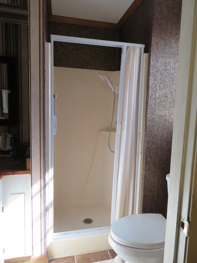 bathroom featuring tile patterned floors, curtained shower, and toilet