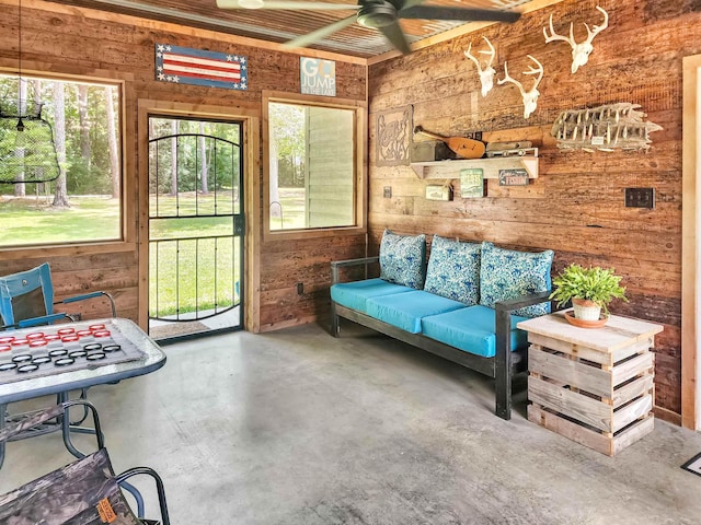 sunroom with ceiling fan