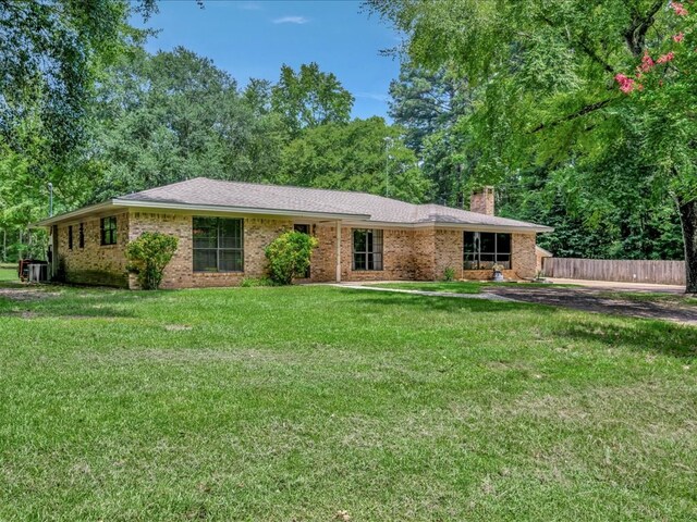 single story home featuring a front lawn