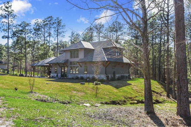 view of front of house with a front yard