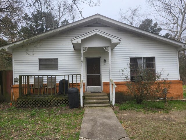 view of front facade with a front lawn