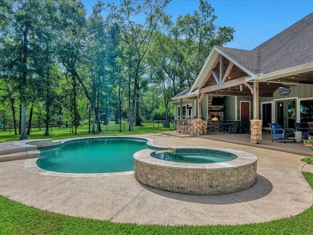 410 Brentwood Dr, Lufkin, TX 75901 - view of pool featuring a patio, a yard, and a pool with connected hot tub