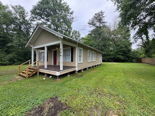 view of front of house featuring a front yard