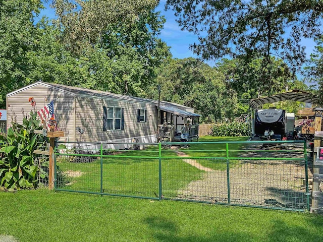 view of front of property featuring a front lawn