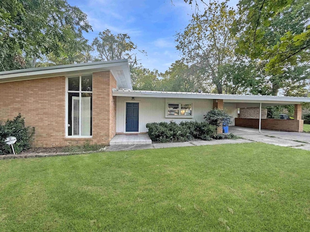 view of front of house featuring a front yard and a carport