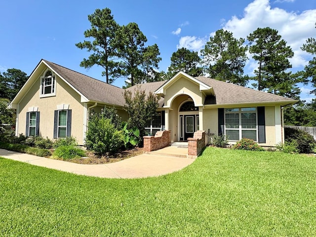 300 Deer Trace Blvd, Diboll, TX 75941 - ranch-style home with stucco siding, a front lawn, and a shingled roof