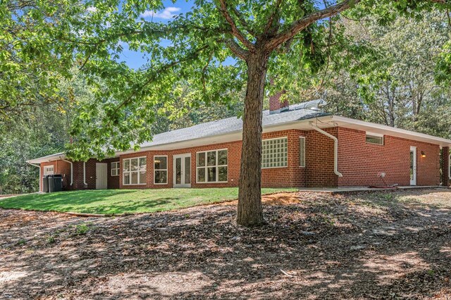 view of front of property with a front lawn