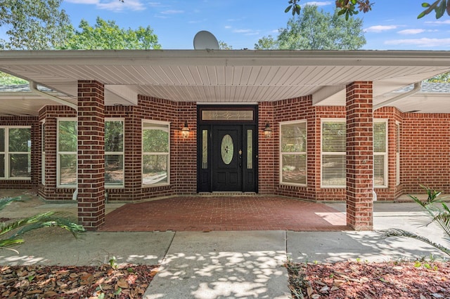 entrance to property featuring covered porch