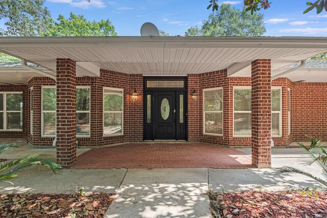 entrance to property featuring covered porch