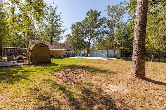 view of yard featuring a storage shed