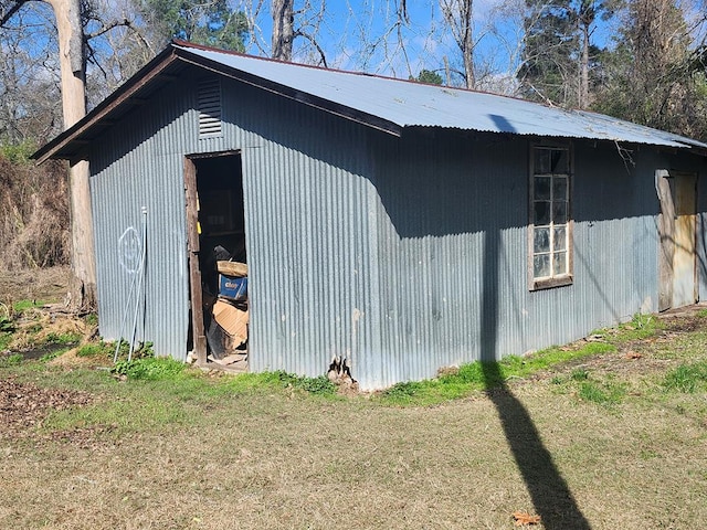 view of pole building featuring a lawn