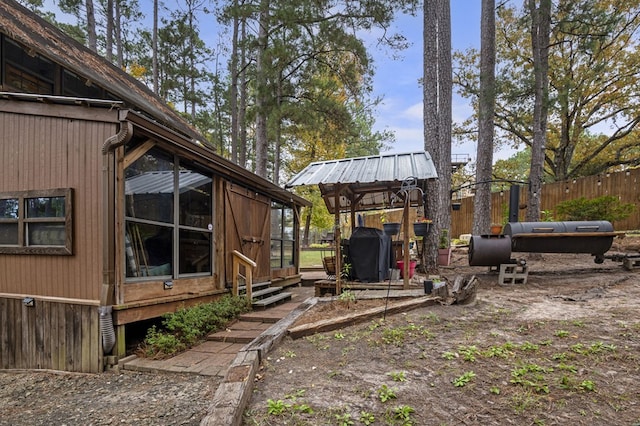 view of yard with an outdoor structure