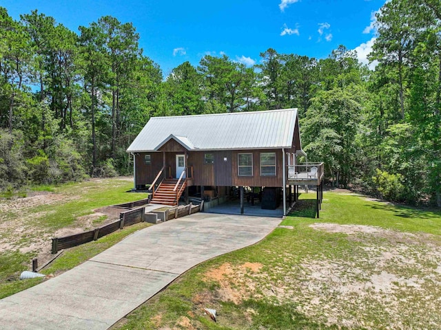 view of front of house featuring a front lawn and a carport