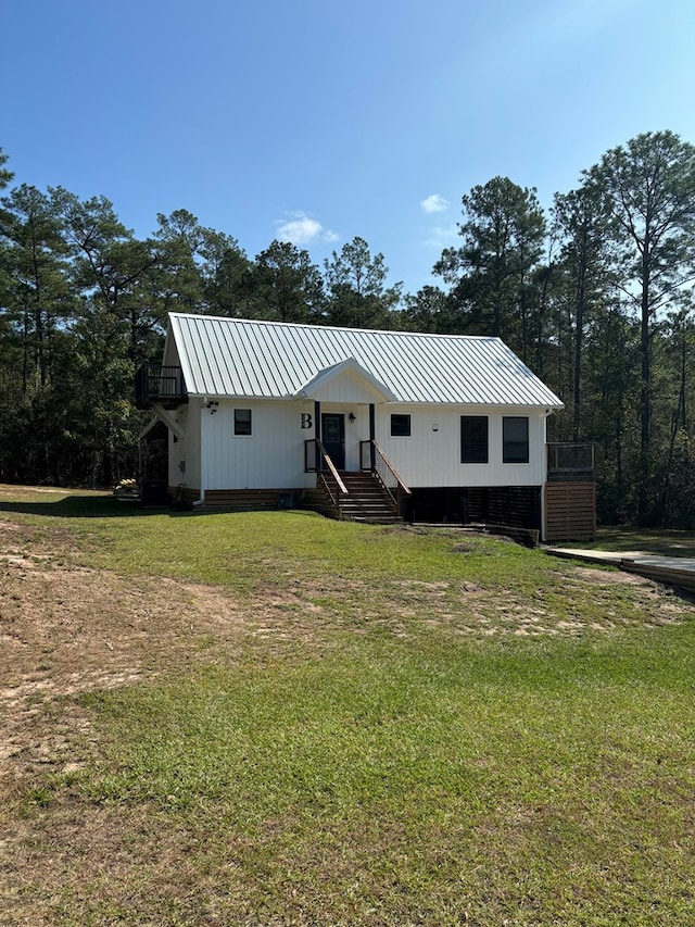 view of front of home with a front lawn