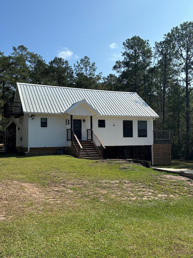 view of front of house featuring a front lawn