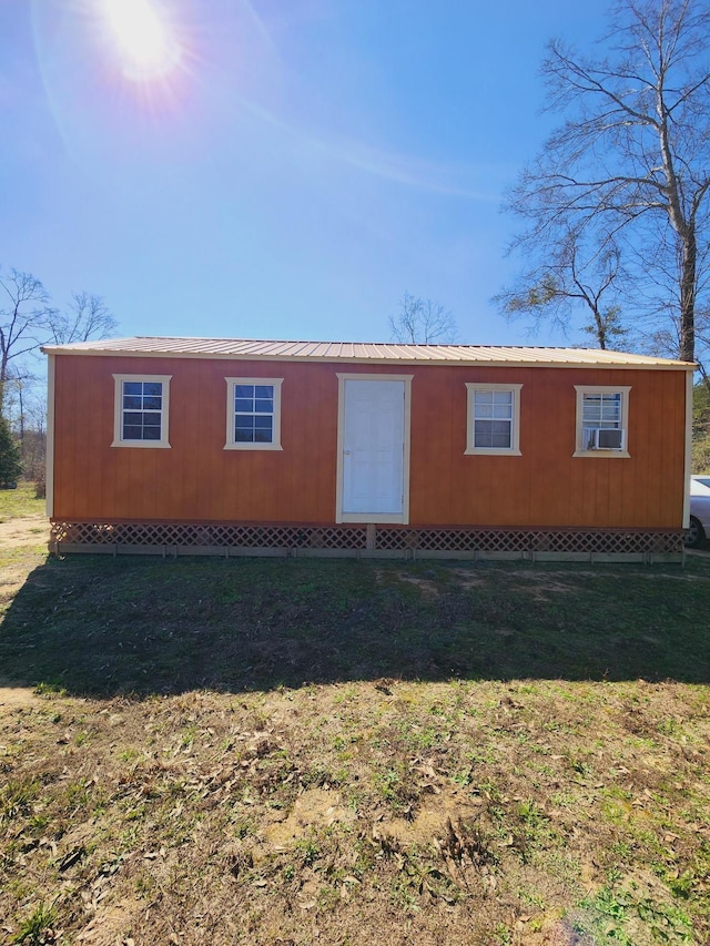 view of front of property featuring a front lawn