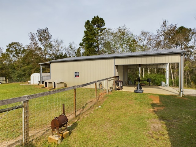 view of yard with a storage unit