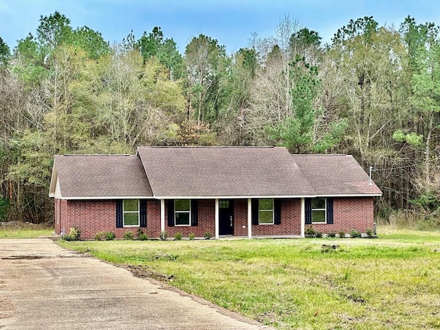 ranch-style house featuring a front yard