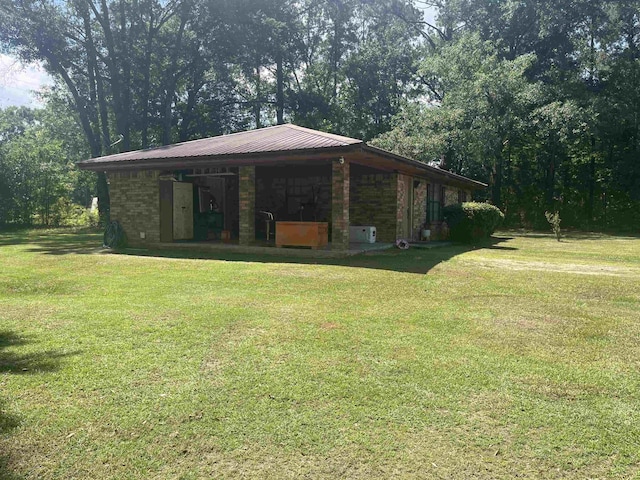 view of side of property featuring a lawn